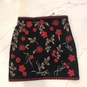 Rouge flower mini skirt